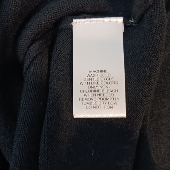 Luxe 360 Black Sleeveless Blouse - Picture 4 of 4